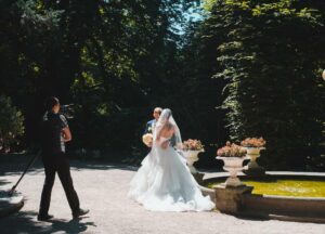 Billede af bryllupsfotograf der tager billeder af brudepar