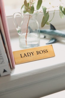 Skilt med Lady Boss