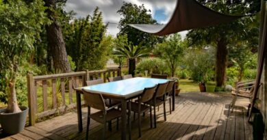 Hyggelig terrasse med solsejl og havemøbler